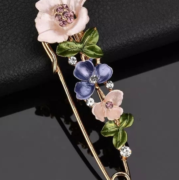 Elegant Rhinestone Flower Pin Brooch - Picture 3 of 3